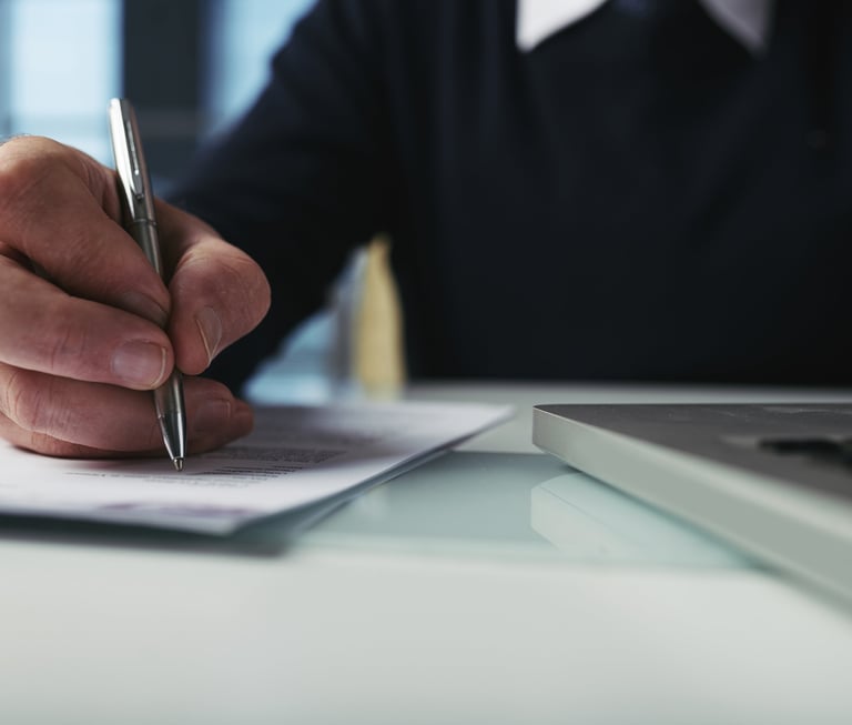 Firma di documenti su registro notarile